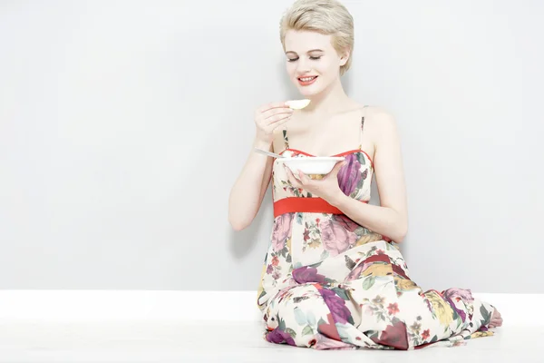 Woman eating fresh fruit — Stock Photo, Image