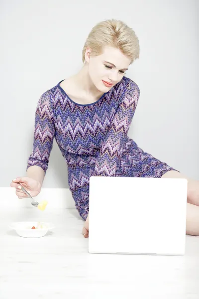 Woman using laptop at home — Stock Photo, Image