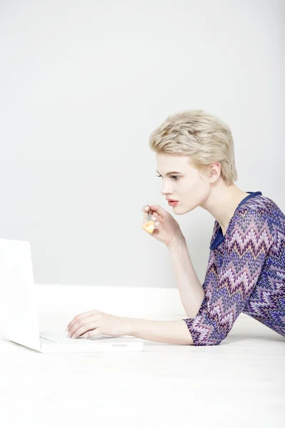 Woman using laptop at home — Stock Photo, Image