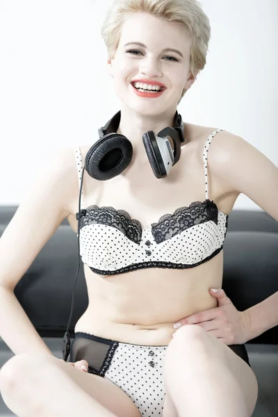 Femme en sous-vêtements avec écouteurs — Photo