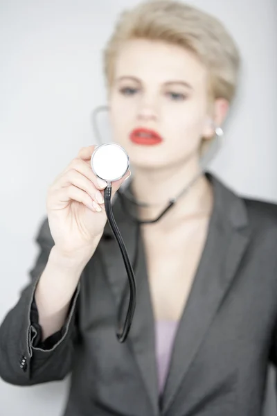 Женщина-врач в умном костюме — стоковое фото