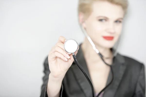 Femme médecin en costume intelligent — Photo