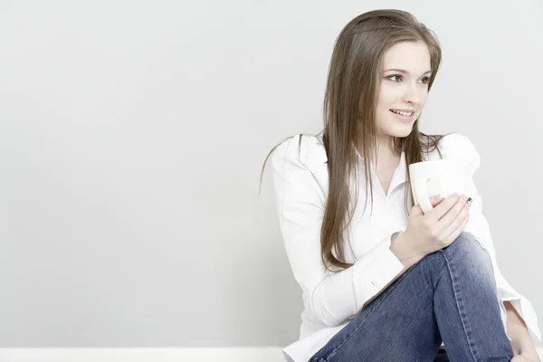 Frau genießt einen Kaffee — Stockfoto