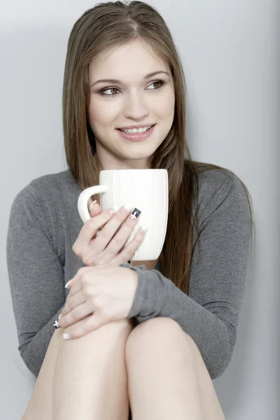 Frau genießt einen Kaffee — Stockfoto