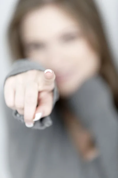 Mujer señalando con el dedo — Foto de Stock