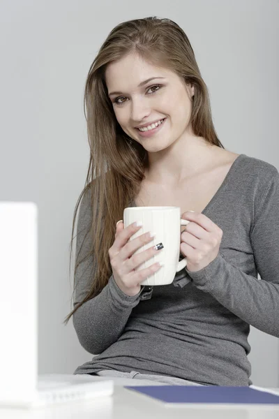 Mulher desfrutando de uma pausa no trabalho — Fotografia de Stock