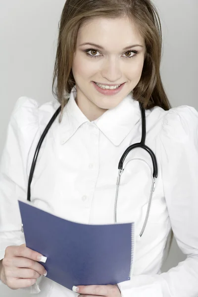 Médecin féminin serviable — Photo