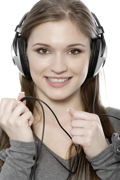 Женщина слушает музыку в наушниках — стоковое фото