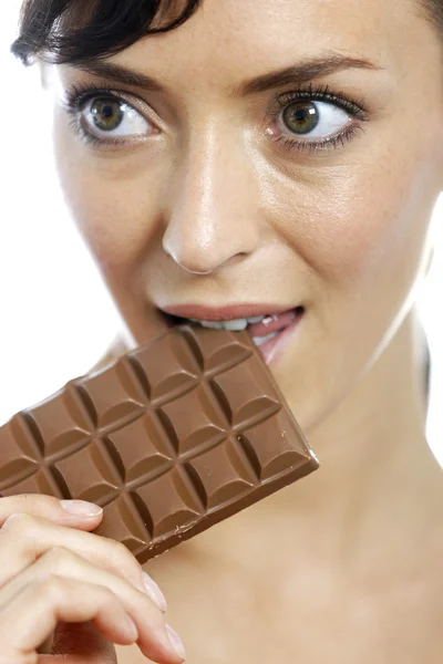 Kadın yeme çikolata bar — Stok fotoğraf