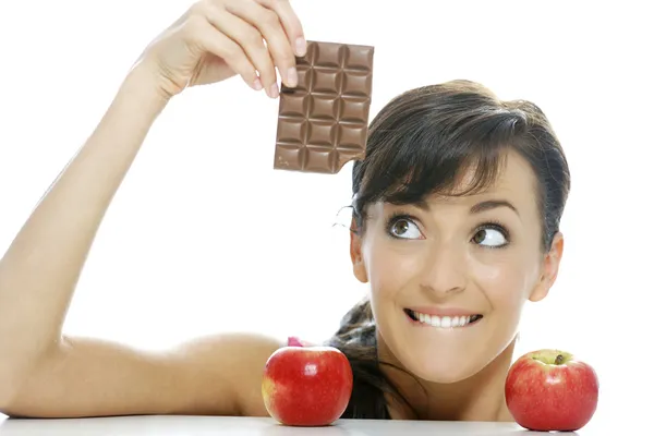 Çikolata ve apple arasında seçim yapma — Stok fotoğraf
