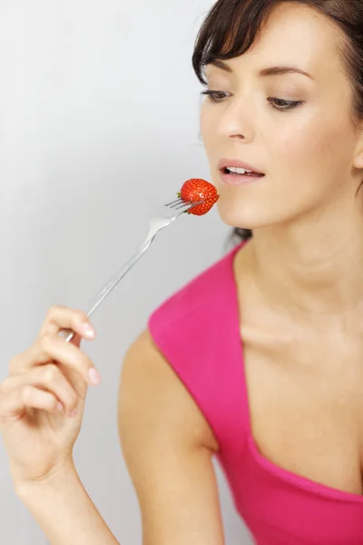 Woman eating strawberries — Stock Photo, Image