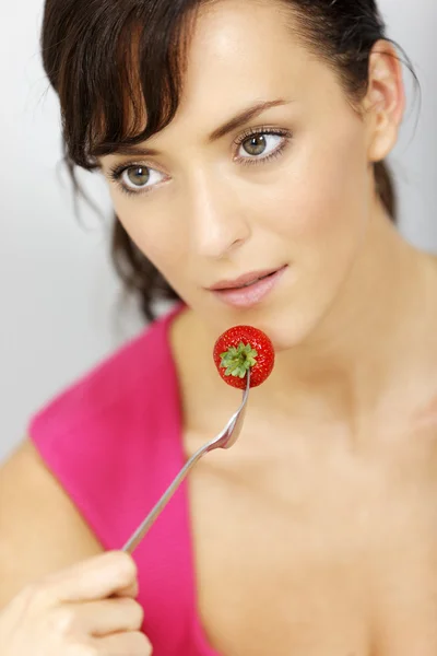 Mujer comiendo fresas — Foto de Stock