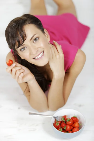 Frau isst Erdbeeren — Stockfoto