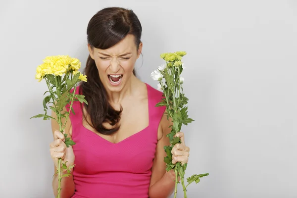 Mujer enojada con flores — Foto de Stock