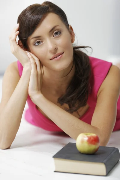 Vrouw thuis lezen — Stockfoto