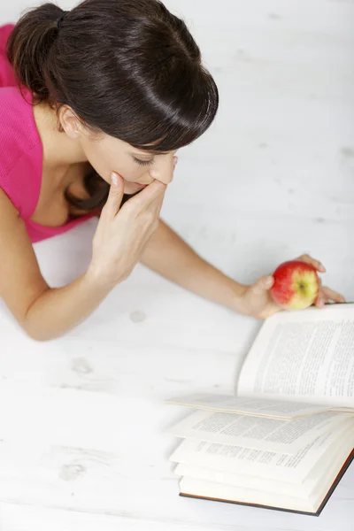 Vrouw thuis lezen — Stockfoto