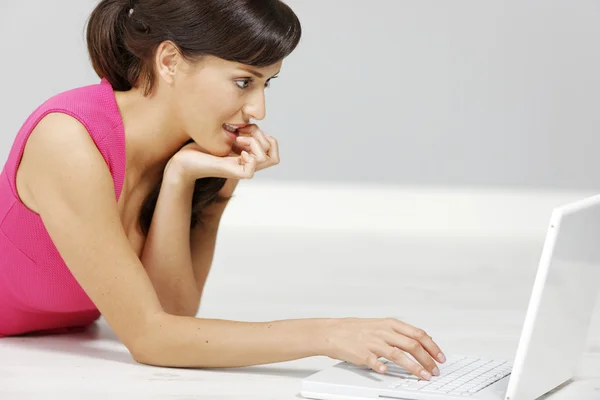 Vrouw met laptop — Stockfoto