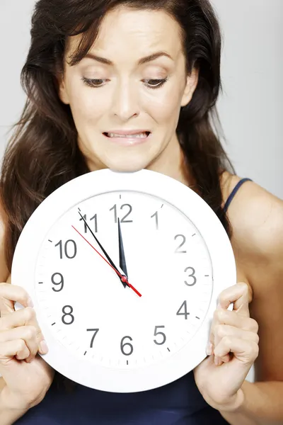 Frau hält Uhr — Stockfoto