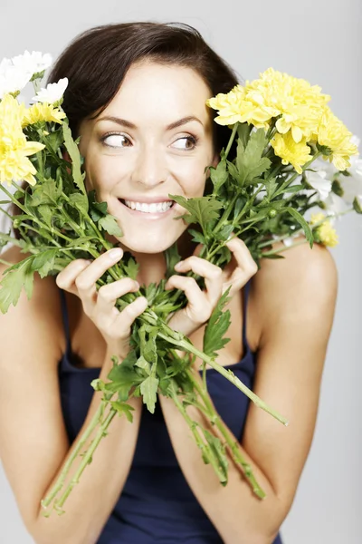 女性の花を持つ — ストック写真