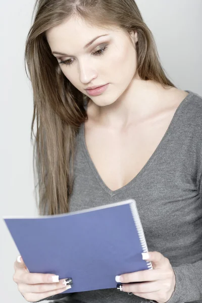 Femme avec des documents à la main Photos De Stock Libres De Droits