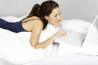 kadın onun laptop