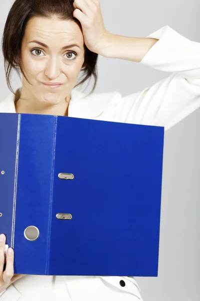 Frau mit Ordnern — Stockfoto