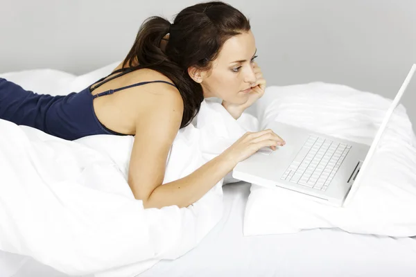 Vrouw op haar laptop — Stockfoto