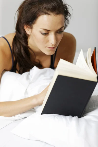 Mulher leitura livro — Fotografia de Stock