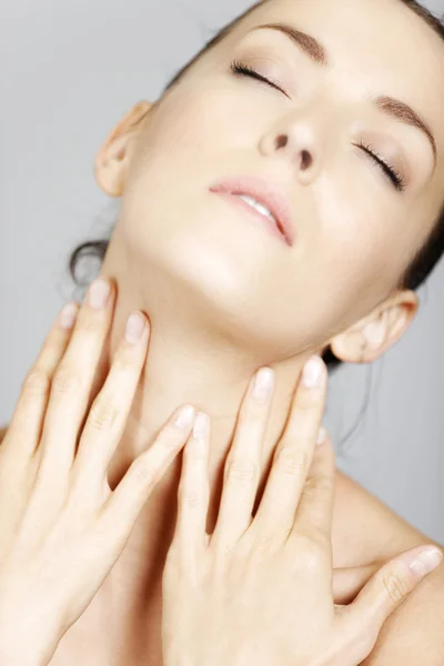 Femme dans la pose de style beauté — Photo