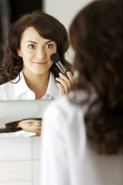 Mulher fazendo sua maquiagem — Fotografia de Stock
