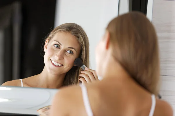 Mujer aplicando maquillaje —  Fotos de Stock