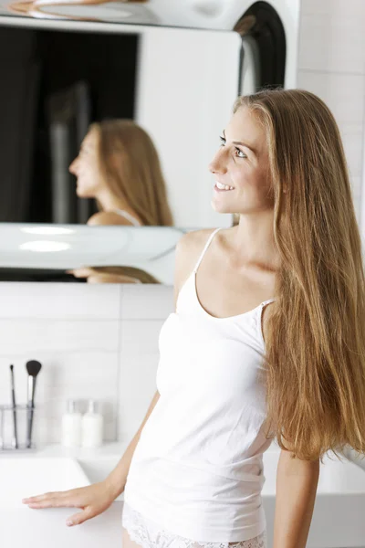 Frau in ihrem Badezimmer — Stockfoto