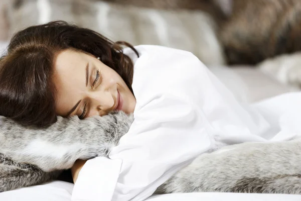 Vrouw op haar bed — Stockfoto