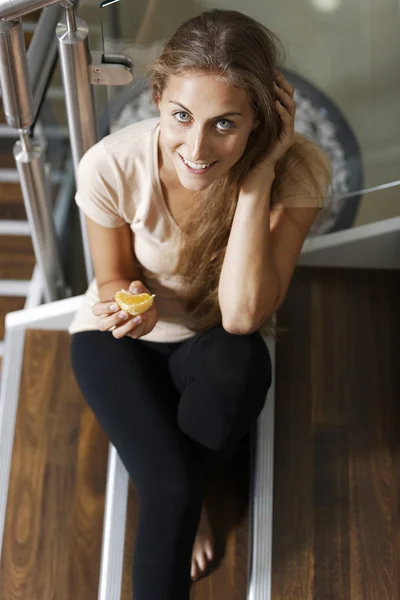 Mujer comiendo naranja — Foto de Stock