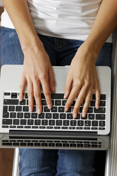 Kvinna skriva på bärbar dator — Stockfoto