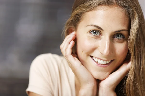 Vrouw ontspannen thuis — Stockfoto