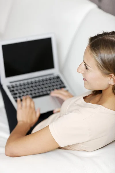 Mulher usando laptop em casa — Fotografia de Stock