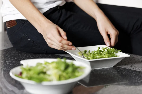 Salata hazırlama kadın — Stok fotoğraf