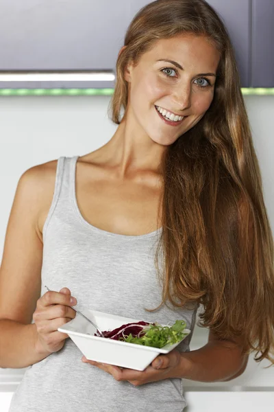 Vrouw genieten van een frisse salade — Stockfoto