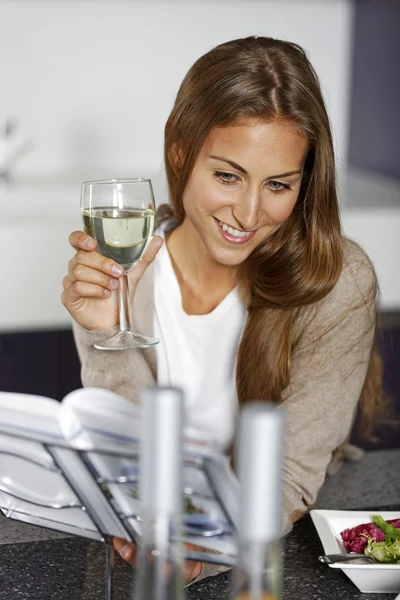 Mujer leyendo un libro de recetas — Foto de Stock