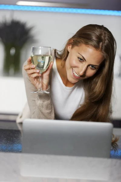 Woman using laptop at home — Stock Photo, Image