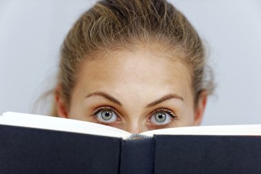 bir kitap tutan kadın