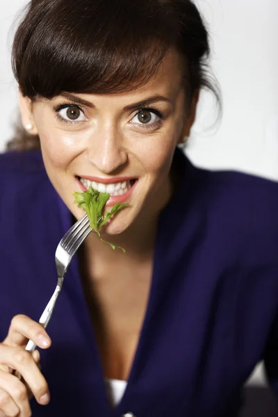 Mujer comiendo ensalada fresca — Foto de Stock
