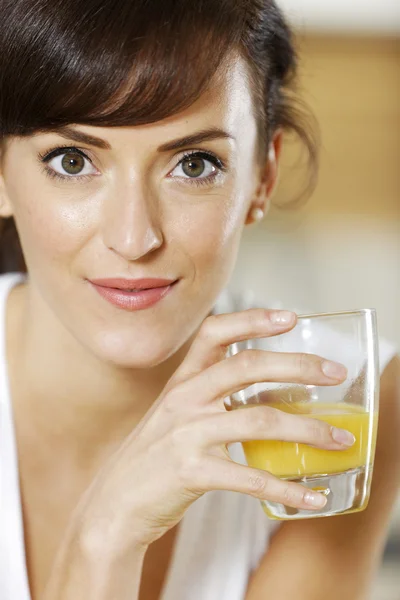 ジュースを飲む女性 — ストック写真