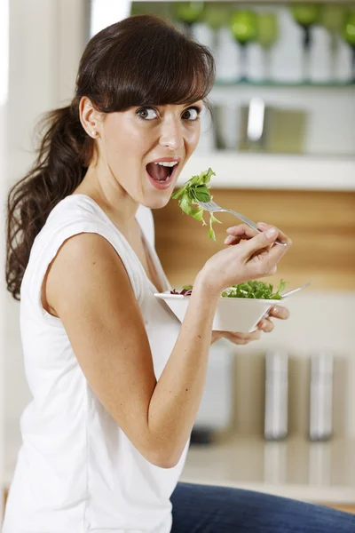 Frau isst Salat zu Hause — Stockfoto