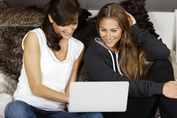 Dos amigos usando laptop — Foto de Stock