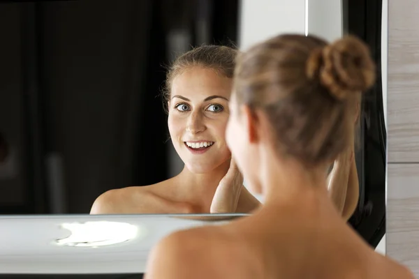 Woman getting ready in bathroom — Stock Photo, Image
