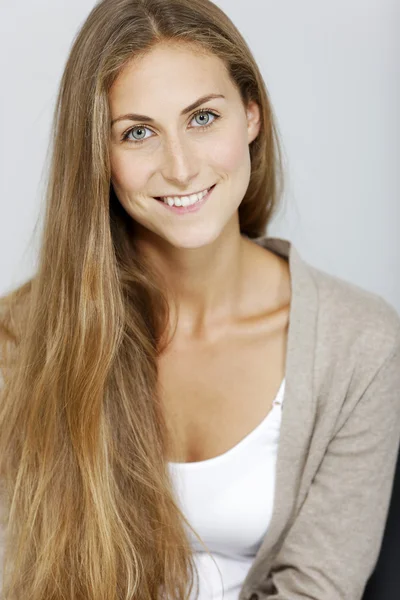 Retrato de mulher jovem — Fotografia de Stock