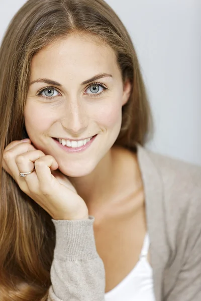 Portrait of young woman — Stock Photo, Image