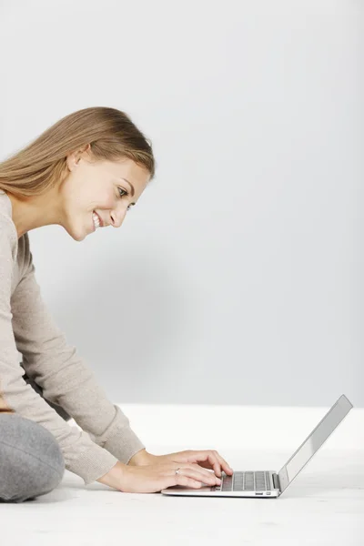 Dizüstü bilgisayarda çalışan bir kadın — Stok fotoğraf